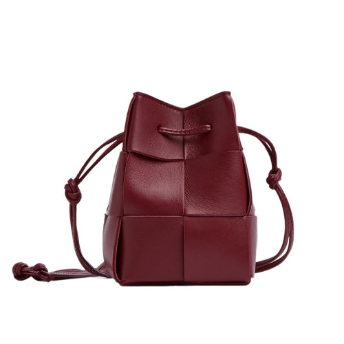Bottega Veneta/葆蝶家 22新款 女士迷你波尔多红色羔羊皮抽绳封口金色饰面单肩斜挎水桶包680217VCQC46208