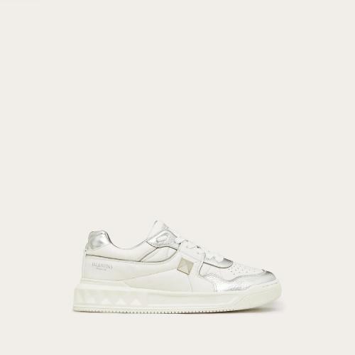 VALENTINO华伦天奴 22年秋冬 女士 休闲运动鞋 BASKETS BASSES ONE STUD EN NAPPA A_VEC DéTA