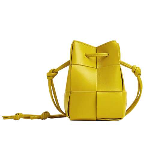 Bottega Veneta/葆蝶家 22新款 女士迷你花粉黄色羔羊皮抽绳封口金色饰面单肩斜挎水桶包680217VCQC47344