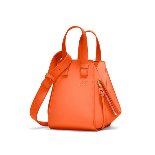 LOEWE/罗意威 22秋冬新款 Hammock系列 女士橙色缎面小牛皮外部钩扣压纹标志同色配件调节肩带肩背斜挎包A538H13X02-9100