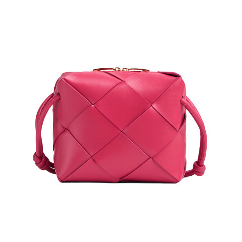 Bottega Veneta/葆蝶家 22新款 女士迷你蔓越莓色羔羊皮编织图案拉链开合金色饰面单肩相机包701915VCQC26420