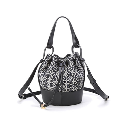 LOEWE/罗意威【22春夏新款】女士Balloon系列织物/牛皮革手提单肩斜挎包抽绳包水桶包 A710P18X07