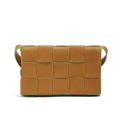Bottega Veneta/葆蝶家 22新款CASSETTE系列 女士焦糖/开心果绿牛皮皮革intreccio图案单肩手拿斜挎包578004V1Q719836