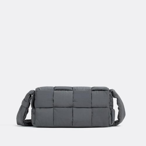  BV葆蝶家 22年秋冬 男士 单肩包 padded tech cassette 705579V2B011241