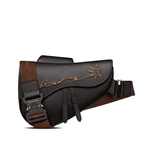 DIOR/迪奥 22新款SADDLE系列 CACTUS JACK联名款男士黑色粒面牛皮革刺绣标志翻盖开合单肩斜挎马鞍包1ADPO093SOT_H03E