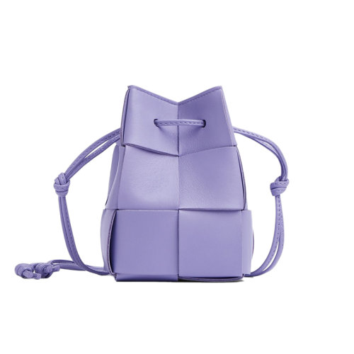 Bottega Veneta/葆蝶家 22新款 女士迷你紫藤花色羔羊皮抽绳封口金色饰面单肩斜挎水桶包680217VCQC44215