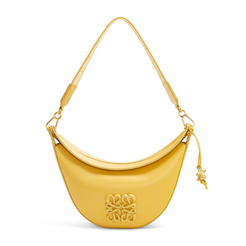 LOEWE/罗意威 23春夏新款 Luna系列 女士小号淡黄釉缎面小牛皮金色五金配件提花肩带同色系瓷兔子吊饰拆卸肩带单肩半月形流浪包A923PM1X07-8762