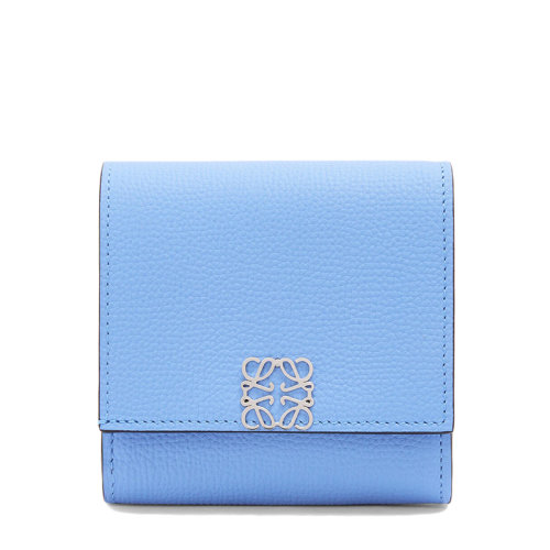LOEWE/罗意威 22春夏新款 女士天青石蓝色卵石纹牛皮革银色金属徽标装饰按扣翻盖紧凑型钱包C821L57X01-5576