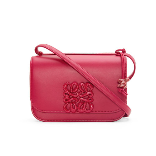 LOEWE/罗意威 23春夏新款 Goya系列 女士小号宝石红釉小牛皮同色五金配件瓷兔子吊饰磁扣开合调节肩带单肩斜挎包A794N09X02-8603