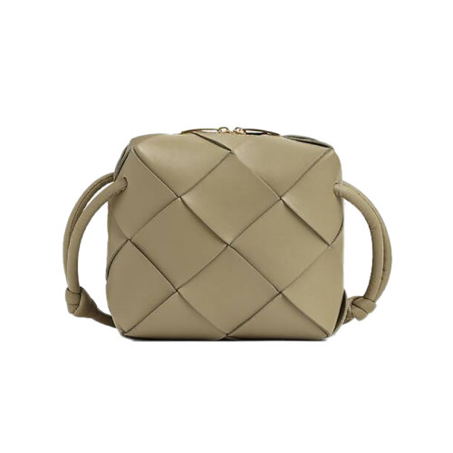 Bottega Veneta/葆蝶家 22新款 女士迷你咖色羔羊皮编织图案拉链开合金色饰面单肩相机包701915VCQC21520