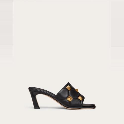 VALENTINO华伦天奴 22年秋冬 女士 中跟凉鞋 CLAQUETTES ROMAN STUD EN NAPPA MATELASSé. TAL 预定商品1-3周发货