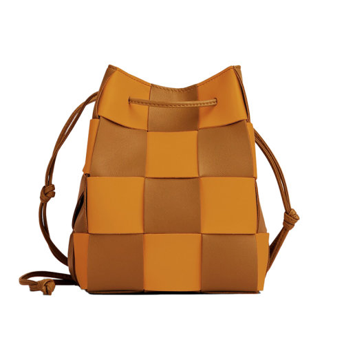 Bottega Veneta/葆蝶家 22新款 女士小号玉米黄/驼色拼接小牛皮抽绳封口金色饰面单肩斜挎水桶包680218V2AC37732