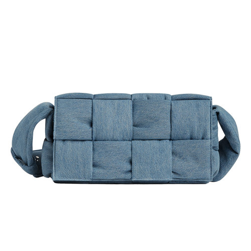 Bottega Veneta/葆蝶家 22新款 男士中号靛蓝绗缝水洗牛仔布饰Intreccio图案磁扣开合拆卸拉链口袋单肩包710218V2A004948