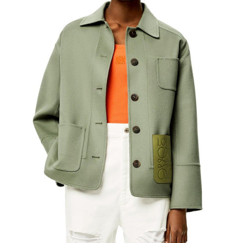 LOEWE/罗意威 22年秋冬新款 女士鼠尾草绿色双面羊毛羊绒面料饰有压花小牛皮LOGO口袋直筒夹克S359Y02X56-4380
