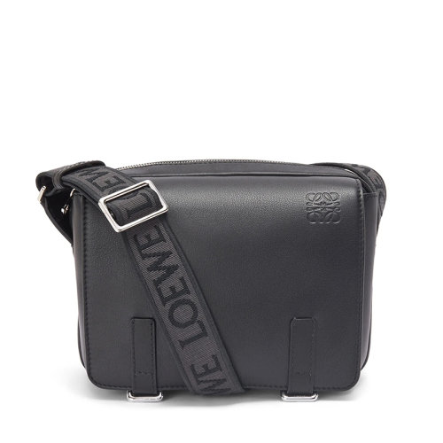 LOEWE/罗意威 22新款XS Military系列 男士黑色柔软光滑小牛皮织物肩带翻盖开合单肩斜挎邮差包B553A72X21-1100