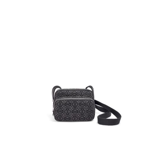  LOEWE罗意威 22年秋冬 男士 单肩包 Mini Camera bag in Anagram jacquard and calfskin B604Z
