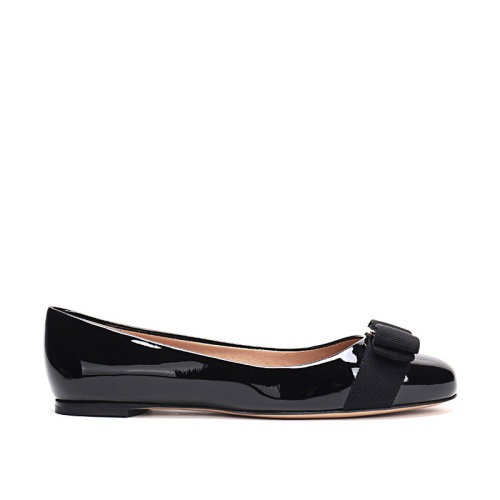 SalvatoreFerragamo/菲拉格慕 女士VARINA系列漆皮蝴蝶结平底鞋 0574556