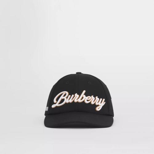  BURBERRY 22年秋冬 女士 刺绣蒙太奇装饰棉质嘎巴甸棒球帽 80562751