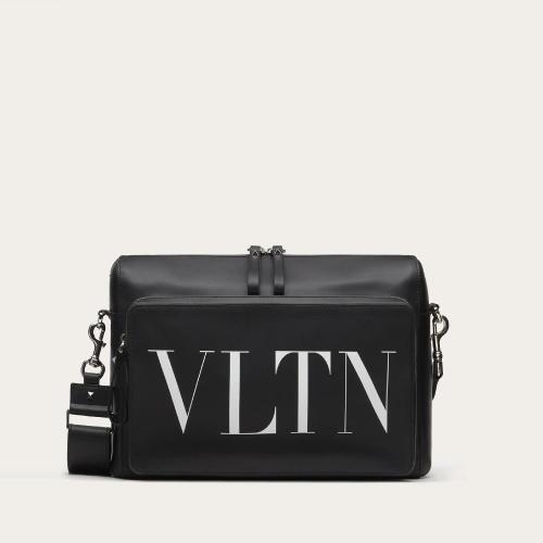  VALENTINO华伦天奴 22年秋冬 男士 单肩包 SAC MESSENGER VLTN EN CUIR XY2B0722WJW0NI 预定商品1-3周发货