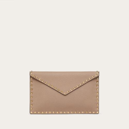  VALENTINO华伦天奴 22年秋冬 女士 手拿包 POCHETTE ENVELOPPE ROCKSTUD EN VEAU GRAINé 2W2P