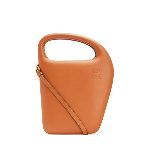 LOEWE/罗意威 22春夏新款Architects D系列 女士棕色柔软小牛皮字母D活动肩带单肩斜挎手提包 0010368157