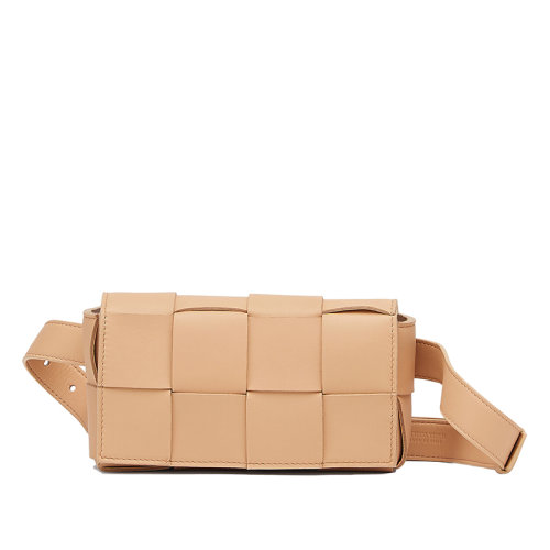 Bottega Veneta/葆蝶家 22春夏新款BELT CASSETTE系列 女士杏仁色羊皮Intreccio双面编织斜挎包腰包668572VMAY12700