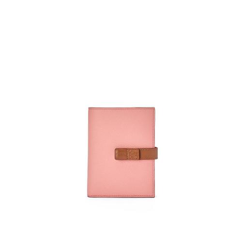  LOEWE罗意威 22年秋冬 女士 钱包 Medium vertical wallet in soft grained calfskin C660S87X 预定商品1-3周发货