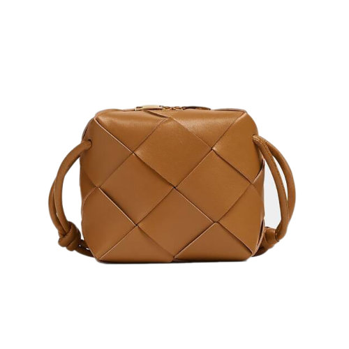 Bottega Veneta/葆蝶家 22新款 女士迷你驼色羔羊皮编织图案拉链开合金色饰面单肩相机包701915VCQC22593