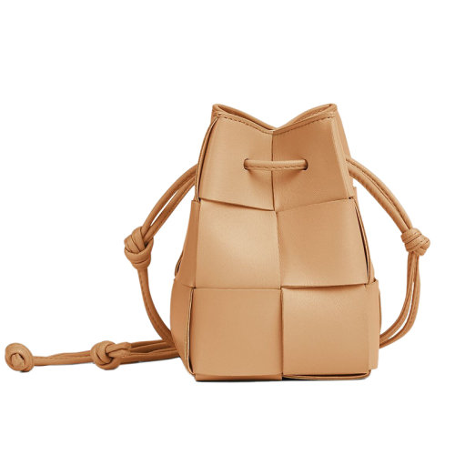 Bottega Veneta/葆蝶家 22新款 女士迷你杏仁色羔羊皮抽绳封口金色饰面单肩斜挎水桶包680217VCQC42700