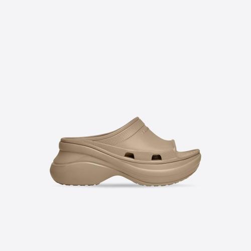  BALENCIAGA巴黎世家 22年春夏 女士 平底凉鞋 Womens Pool Crocs? Slide Sandal in Beige 677