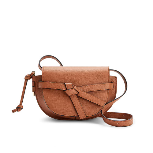 LOEWE/罗意威  Gate系列 女士迷你棕褐色鹅卵石粒面小牛皮Anagram印花翻盖马鞍包0010531879