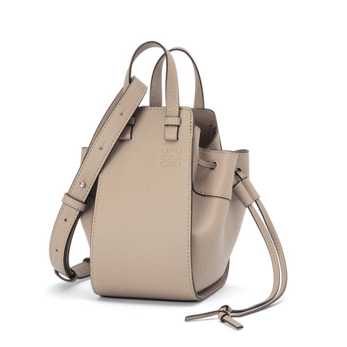 LOEWE/罗意威  Hammock系列 女士迷你沙色经典小牛皮徽标印花可拆卸可调肩带单肩手提斜挎包0010588127