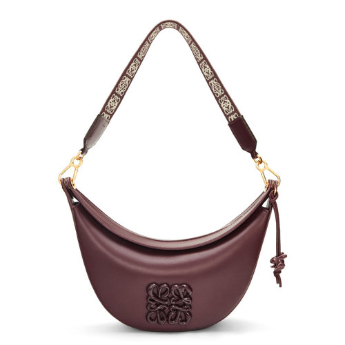 LOEWE/罗意威 23春夏新款 Luna系列 女士小号牛血色缎面小牛皮金色五金配件提花肩带同色系瓷兔子吊饰拆卸肩带单肩半月形流浪包A923PM1X07-8555