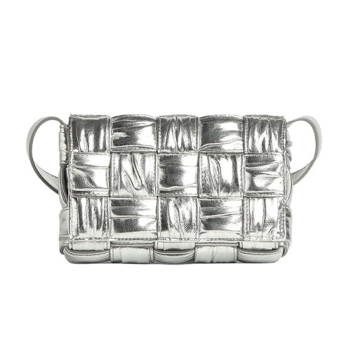 Bottega Veneta/葆蝶家 22新款 女士小号银色羔羊皮Intrccio褶皱图案磁扣开合银色饰面单肩包736253V2QN18101