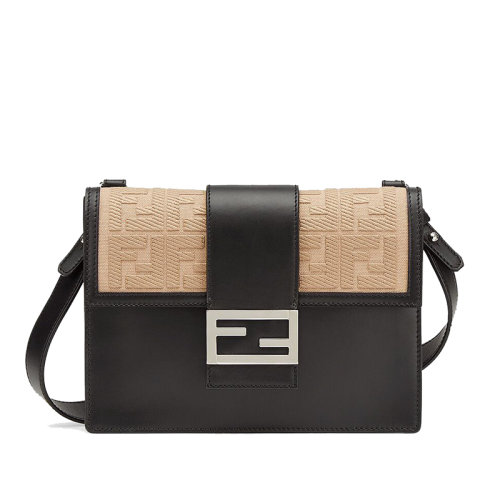 预购一个月 FENDI/芬迪  Baguette系列 男士黑色小牛皮浅米色帆布翻盖饰有协调刺绣FF图案手提斜挎单肩背包7VA524A9P6F1DZQ