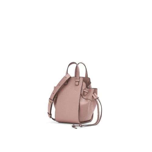  LOEWE罗意威 22年秋冬 女士 单肩包 Mini Hammock Drawstring in pebble grain calfskin A538V