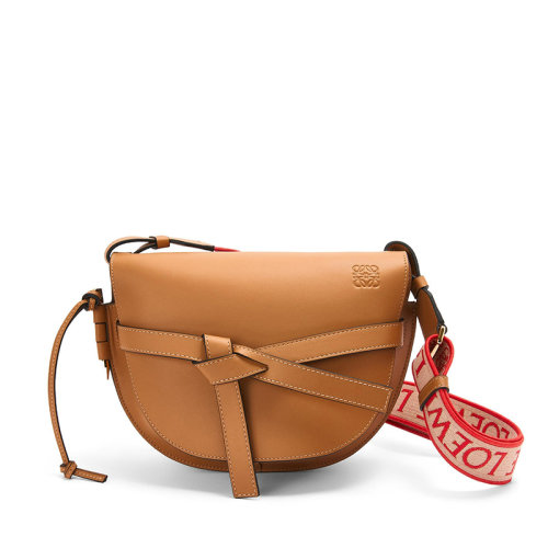 LOEWE/罗意威 22春夏新款Gate系列 女士小号暖沙色牛皮革金扣斜跨单肩包0010683290