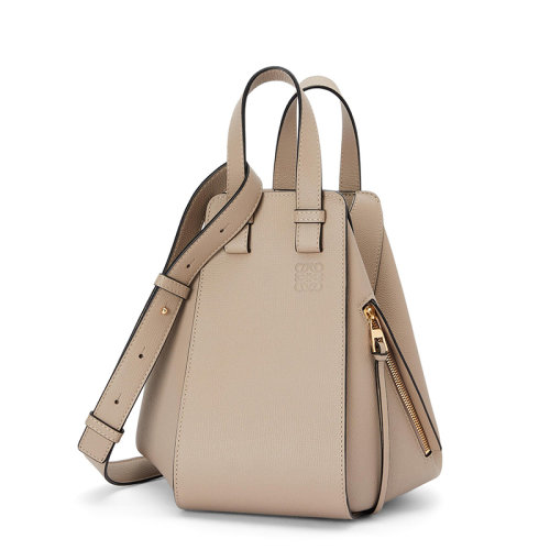 LOEWE/罗意威  Hammock系列 女士小号沙色卵石纹小牛皮徽标印花可拆卸可调肩带单肩斜挎手提包0010588135