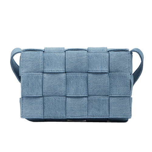 Bottega Veneta/葆蝶家 22新款 女士靛蓝水洗牛仔布饰 Intreccio图案银色饰面磁扣翻盖开合盒式磁带形状单肩包710188V2A014948