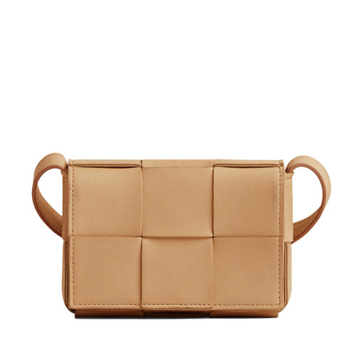 Bottega Veneta/葆蝶家 22春夏新款CASSETTE系列 男女通用杏仁色小羊皮Intreccio编织迷你单肩斜挎手拿包666688VMAY12714