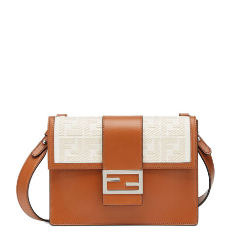 预购一个月 FENDI/芬迪  Baguette系列 男士棕色小牛皮浅米色帆布翻盖饰有协调刺绣FF图案手提斜挎单肩背包7VA524A9P6F1DZO