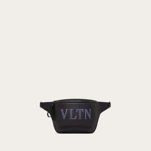  VALENTINO华伦天奴 22年秋冬 男士 腰包 Sac banane NEON VLTN en cuir XY2B0A87GCIN78