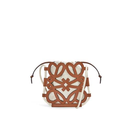  LOEWE罗意威 22年秋冬 男士 单肩包 Anagram cut-out crossbody in classic calfskin and canv
