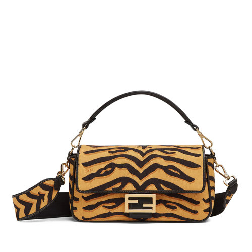 FENDI/芬迪 22春夏新款春节限定BAGUETTE系列 女士中号黑色/深黄色相间帆布老虎纹印花金扣单肩斜跨手提法棍包8BR600AJ7UF1GEU
