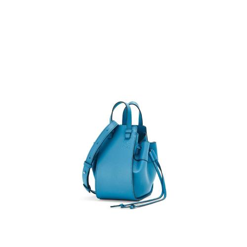  LOEWE罗意威 22年秋冬 女士 单肩包 Mini Hammock drawstring in classic calfskin 314.30.V07