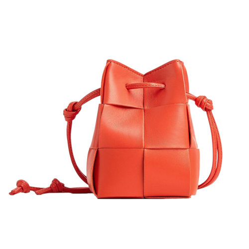 Bottega Veneta/葆蝶家 22新款 女士迷你旭日红羔羊皮抽绳封口金色饰面单肩斜挎水桶包680217VCQC46583