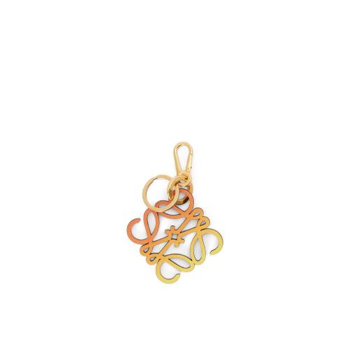  LOEWE罗意威 22年秋冬 女士 挂饰 Anagram charm in calfskin and brass C821232X07-8209