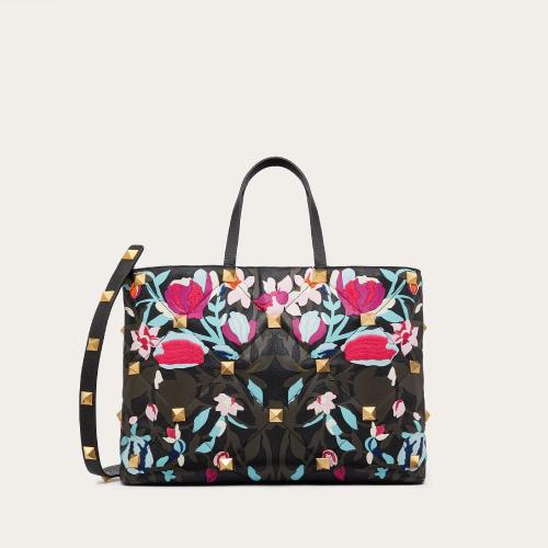  VALENTINO华伦天奴 22年秋冬 女士 手提包 GRAND CABAS ROMAN STUD THE TOTE A_VEC éLéMENTS