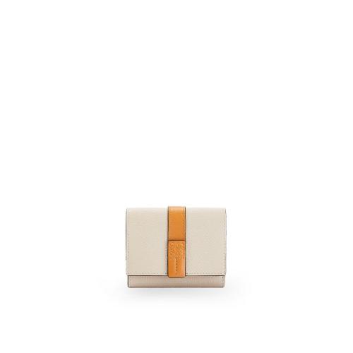  LOEWE罗意威 22年秋冬 女士 钱包 Trifold wallet in soft grained calfskin C660S26X03-2463