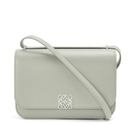 LOEWE/罗意威 22春夏新款Goya系列 女士灰白色丝绸牛皮革银扣徽标翻盖开合单肩斜跨包0010697225